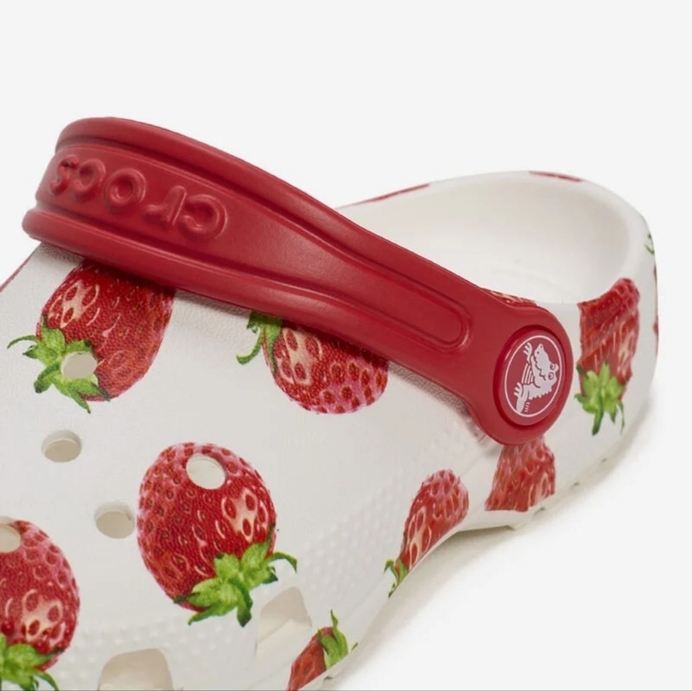CROCS Girls Classic Fresh Fruit Clogs Strawberries Various Sizes New With Tags - Picture 2 of 13